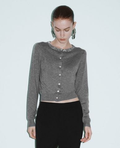  URBAN REVIVO - Áo khoác cardigan nữ cổ tròn tay dài đính đá 