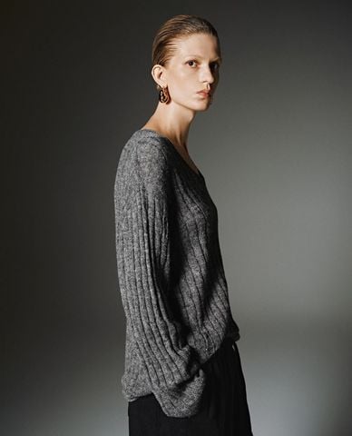  URBAN REVIVO - Áo dệt kim nữ cổ V tay dài phom suông 