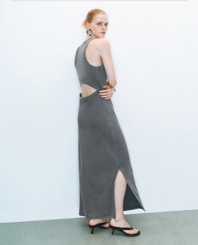  URBAN REVIVO - Đầm sát nách midi cổ tròn cut out 