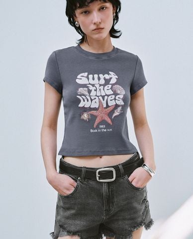  URBAN REVIVO - Áo croptop nữ cổ tròn tay ngắn in họa tiết 