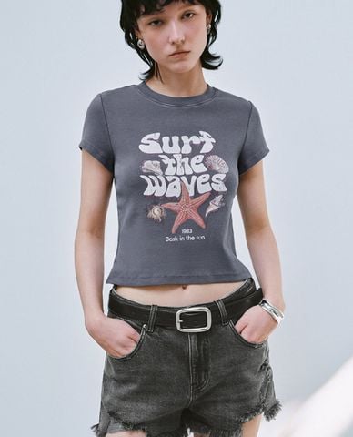  URBAN REVIVO - Áo croptop nữ cổ tròn tay ngắn in họa tiết 