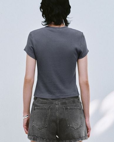  URBAN REVIVO - Áo croptop nữ cổ tròn tay ngắn in họa tiết 