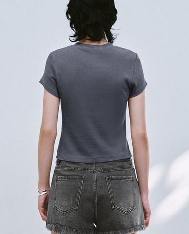  URBAN REVIVO - Áo croptop nữ cổ tròn tay ngắn in họa tiết 