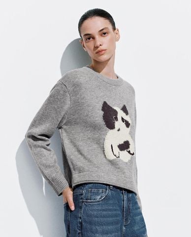  URBAN REVIVO - Áo dệt kim nữ cổ tròn tay dài phối hoạ tiết 