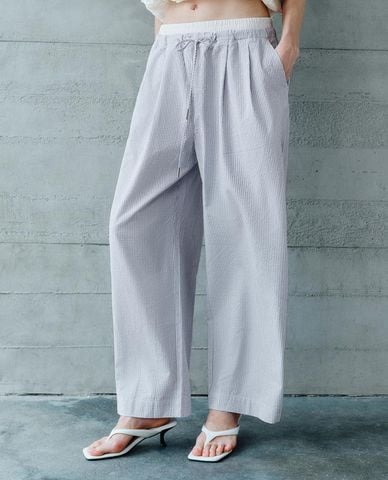  URBAN REVIVO - Quần nữ ống rộng lưng thun kẻ sọc 