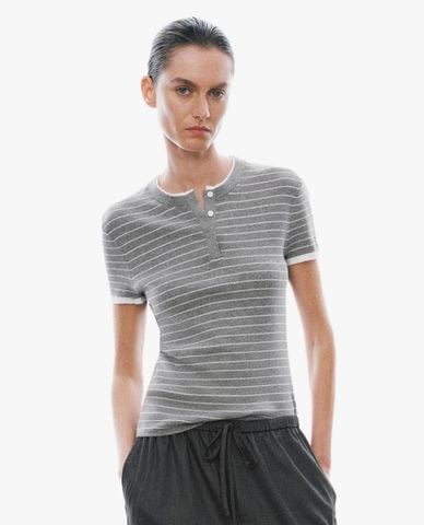  URBAN REVIVO - Áo dệt kim nữ cổ henley tay ngắn kẻ sọc 