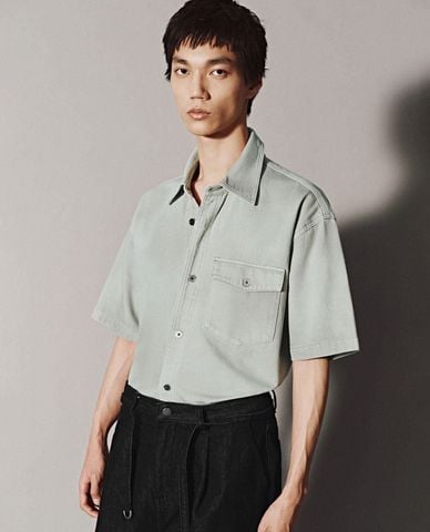  URBAN REVIVO - Áo sơ mi denim nam cổ bẻ tay ngắn 