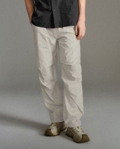  URBAN REVIVO - Quần nam ống đứng lưng thun 