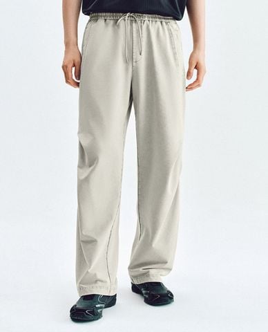  URBAN REVIVO - Quần jeans nam ống đứng lưng thun 