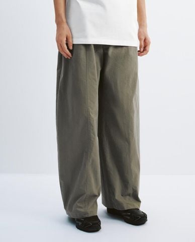  URBAN REVIVO - Quần nam ống rộng lưng thun 