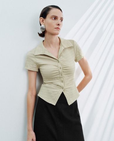  URBAN REVIVO - Áo dệt kim nữ cổ bẻ tay ngắn phối nút 