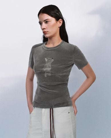  URBAN REVIVO - Áo thun nữ cổ tròn tay ngắn in họa tiết 