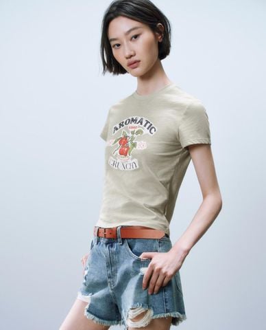  URBAN REVIVO - Áo thun nữ cổ tròn tay ngắn in họa tiết 