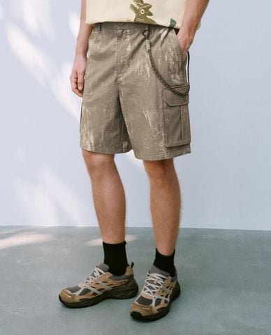  URBAN REVIVO - Quần short nam ống rộng họa tiết loang 