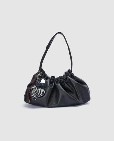  URBAN REVIVO - Túi đeo vai nữ phối dây rút kèm charm 