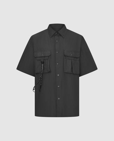  URBAN REVIVO - Áo sơ mi nam cổ bẻ tay ngắn phối túi 