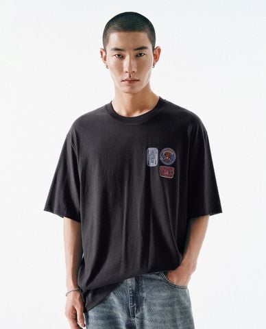  URBAN REVIVO - Áo thun nam cổ tròn tay ngắn in họa tiết 