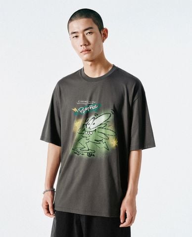  URBAN REVIVO - Áo thun nam cổ tròn tay ngắn in họa tiết 