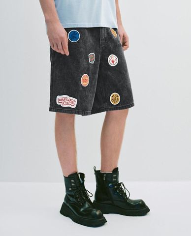  URBAN REVIVO - Quần short jeans nam ống rộng phối họa tiết 