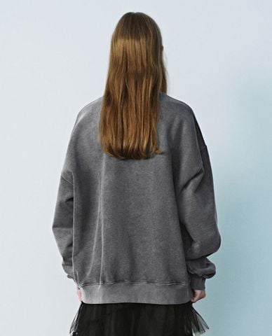  URBAN REVIVO - Áo sweatshirt nữ cổ tròn tay dài in họa tiết 