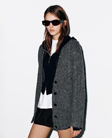  URBAN REVIVO - Áo khoác cardigan nữ cổ V đính hạt 