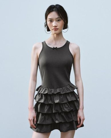  URBAN REVIVO - Đầm sát nách mini xếp tầng 