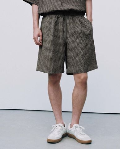  URBAN REVIVO - Quần short nam ống rộng kẻ caro 