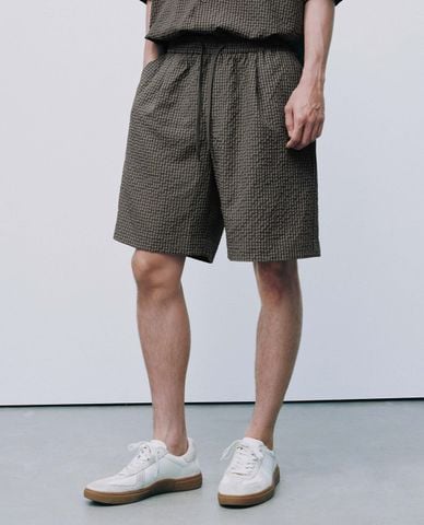  URBAN REVIVO - Quần short nam ống rộng kẻ caro 