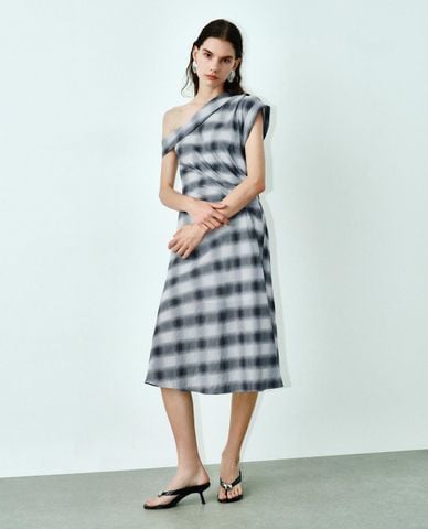  URBAN REVIVO - Đầm trễ vai midi kẻ caro 