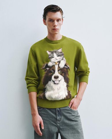  URBAN REVIVO - Áo sweatshirt nam cổ tròn tay dài phối họa tiết 