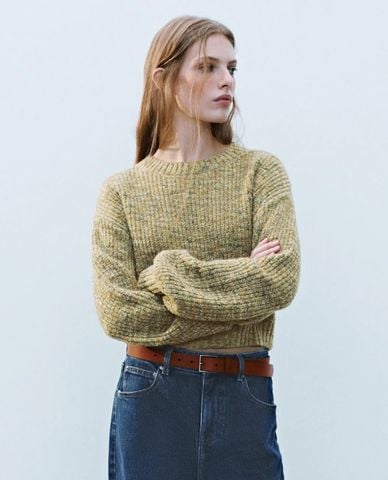  URBAN REVIVO - Áo sweater nữ cổ tròn tay dài phom croptop 