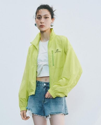  URBAN REVIVO - Áo khoác gió nữ cổ bẻ tay dài phối khóa zip 