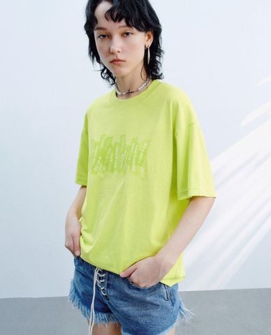  URBAN REVIVO - Áo thun nữ cổ tròn tay ngắn in chữ 