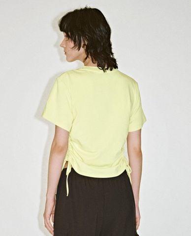  URBAN REVIVO - Áo croptop nữ cổ tròn tay ngắn phối dây rút 