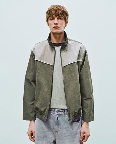  URBAN REVIVO - Áo khoác gió nam cổ trụ tay dài 