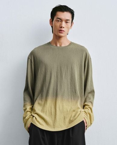  URBAN REVIVO - Áo thun nam cổ tròn tay dài loang màu 