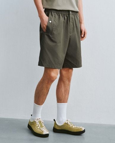  URBAN REVIVO - Quần short nam ống rộng ngang gối 