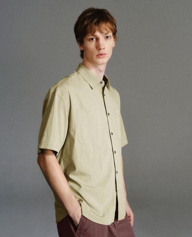  URBAN REVIVO - Áo sơ mi nam cổ bẻ tay ngắn phối túi hộp 