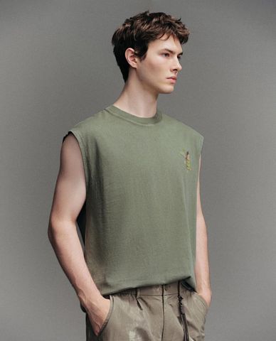  URBAN REVIVO - Áo sát nách nam cổ tròn năng động 