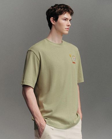  URBAN REVIVO - Áo thun nam cổ tròn tay ngắn thêu hình 