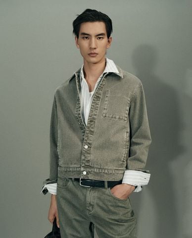  URBAN REVIVO - Áo khoác denim nam cổ bẻ tay dài phối nút 