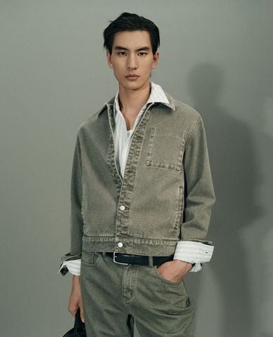  URBAN REVIVO - Áo khoác denim nam cổ bẻ tay dài phối nút 