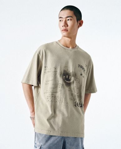  URBAN REVIVO - Áo thun nam cổ tròn tay ngắn in họa tiết 