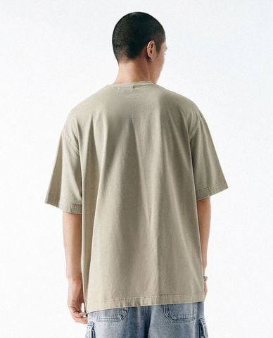  URBAN REVIVO - Áo thun nam cổ tròn tay ngắn in họa tiết 