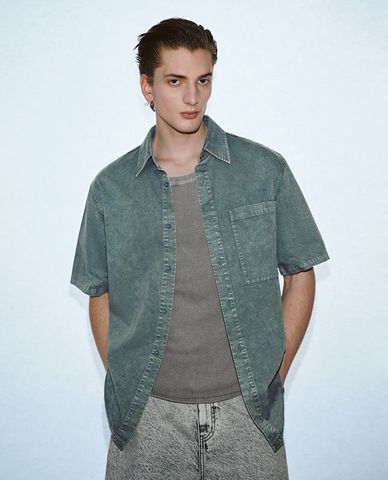  URBAN REVIVO - Áo sơ mi denim nam tay ngắn wash bạc 