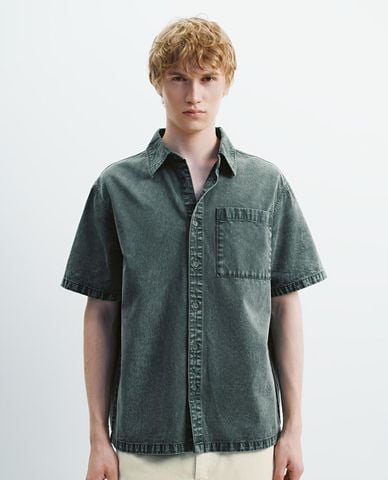  URBAN REVIVO - Áo sơ mi denim nam cổ bẻ tay ngắn 