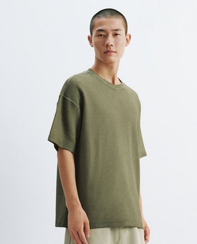  URBAN REVIVO - Áo sơ mi nam cổ tròn tay ngắn 