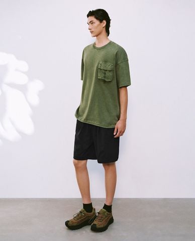  URBAN REVIVO - Áo thun nam cổ tròn tay ngắn phối túi hộp 