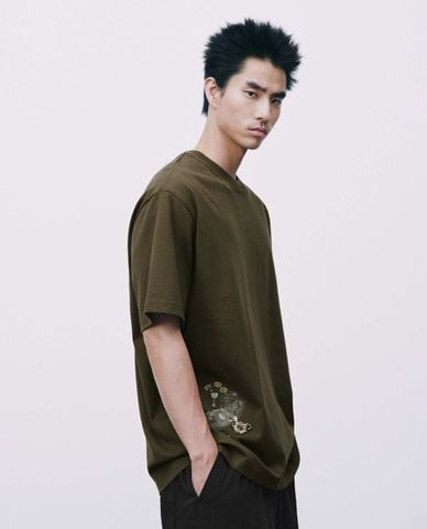  URBAN REVIVO - Áo thun nam cổ tròn tay ngắn thêu họa tiết 