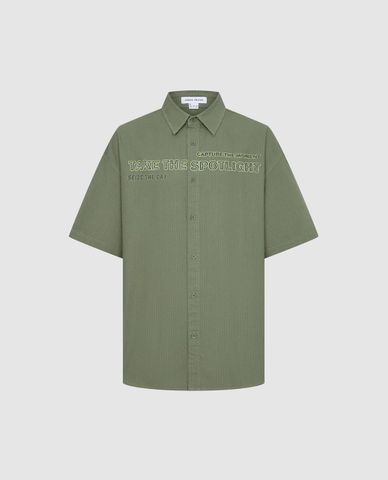  URBAN REVIVO - Áo sơ mi nam cổ bẻ tay ngắn in chữ 